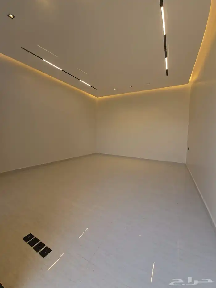 خمس فلل للبيع (دور ارضي  دور اول شقه ) حي البيان 13