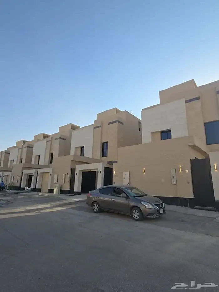 خمس فلل للبيع (دور ارضي  دور اول شقه ) حي البيان 23