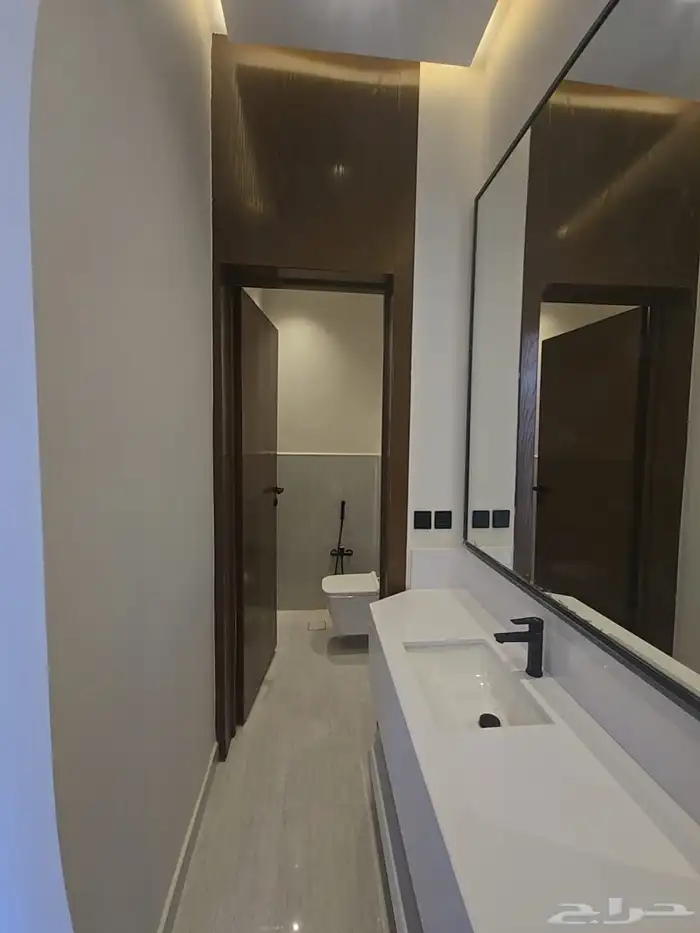 خمس فلل للبيع (دور ارضي  دور اول شقه ) حي البيان 31