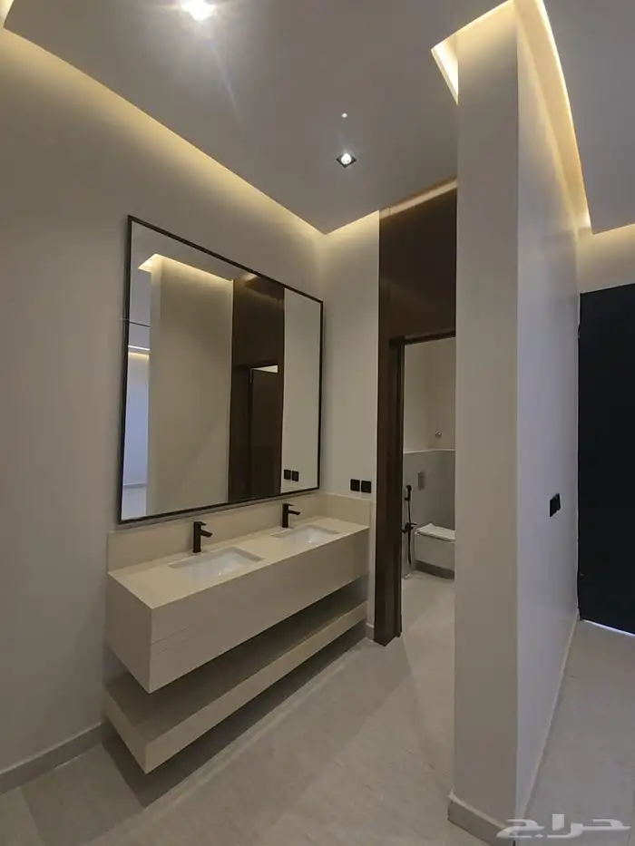 خمس فلل للبيع (دور ارضي  دور اول شقه ) حي البيان 32