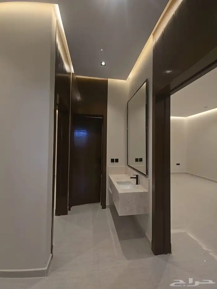 خمس فلل للبيع (دور ارضي  دور اول شقه ) حي البيان 26