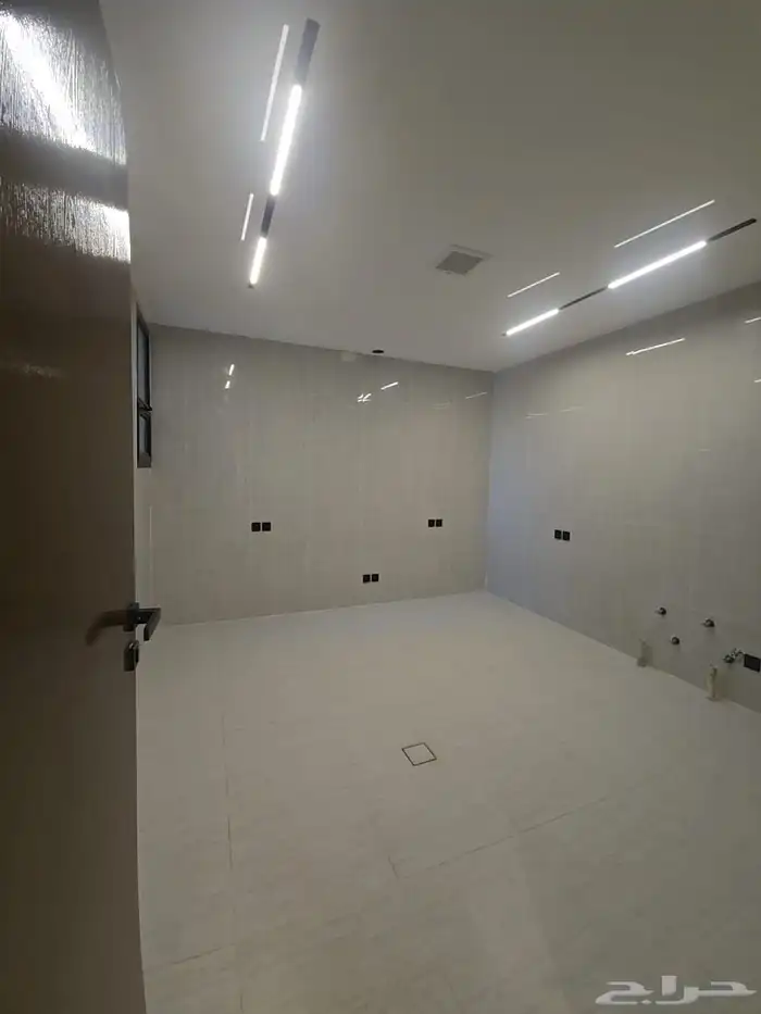 خمس فلل للبيع (دور ارضي  دور اول شقه ) حي البيان 17