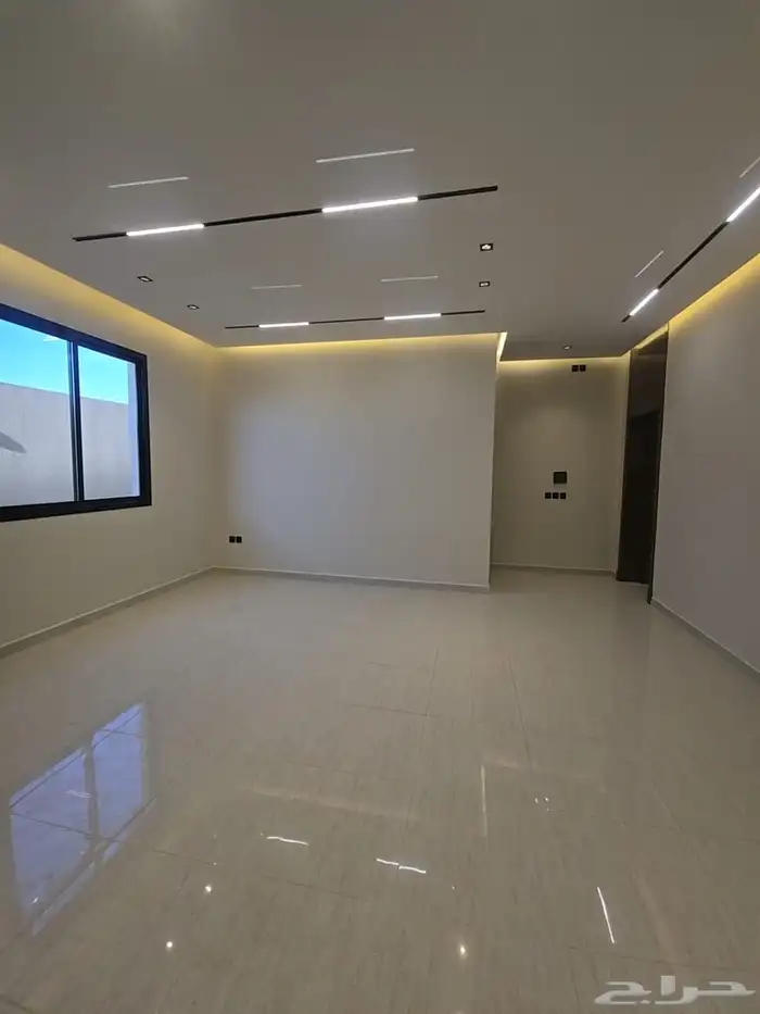 خمس فلل للبيع (دور ارضي  دور اول شقه ) حي البيان 8