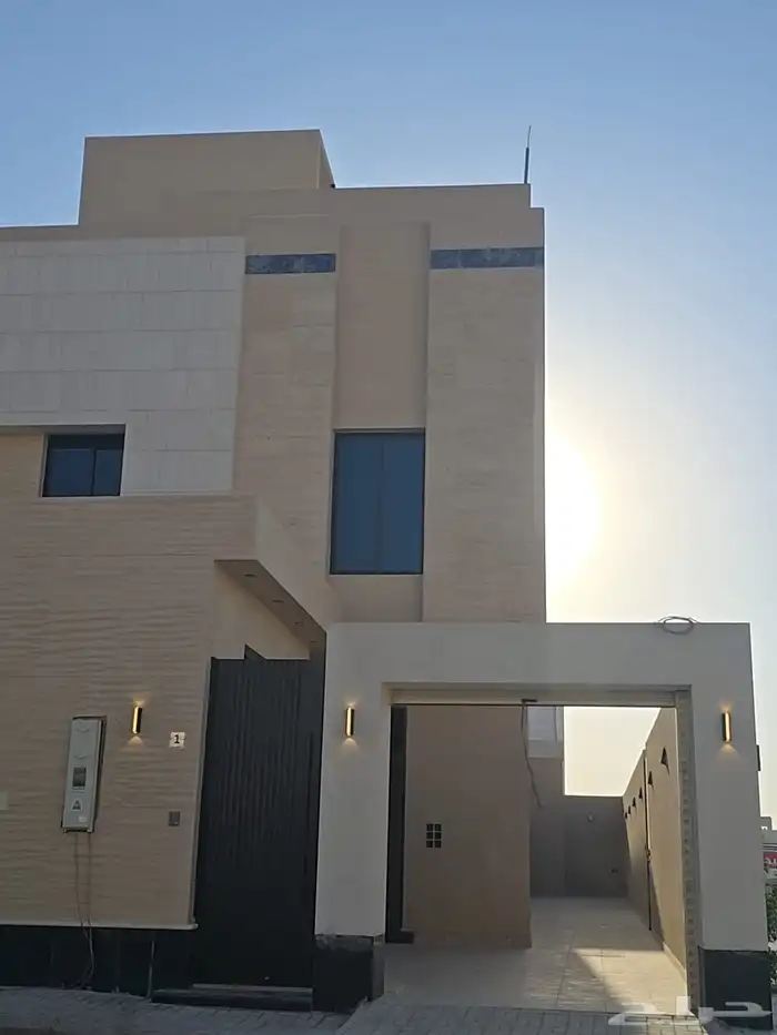 خمس فلل للبيع (دور ارضي  دور اول شقه ) حي البيان 11