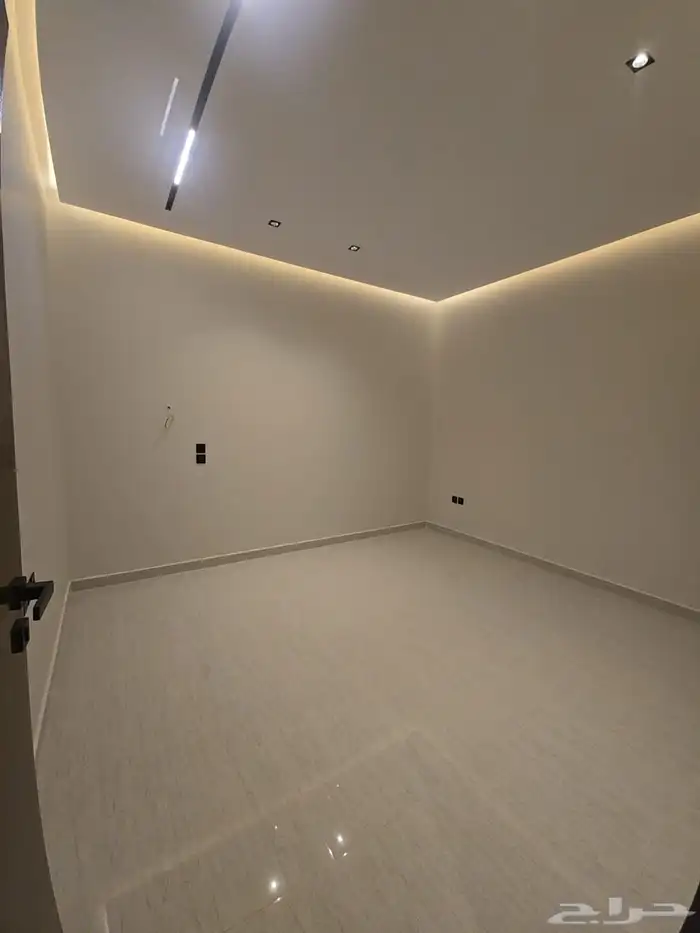 خمس فلل للبيع (دور ارضي  دور اول شقه ) حي البيان 1