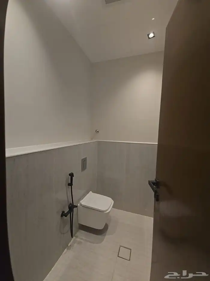 خمس فلل للبيع (دور ارضي  دور اول شقه ) حي البيان 6