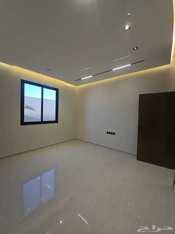 خمس فلل للبيع (دور ارضي  دور اول شقه ) حي البيان 5