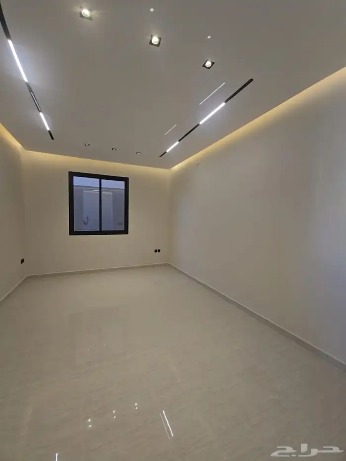 خمس فلل للبيع (دور ارضي  دور اول شقه ) حي البيان 21