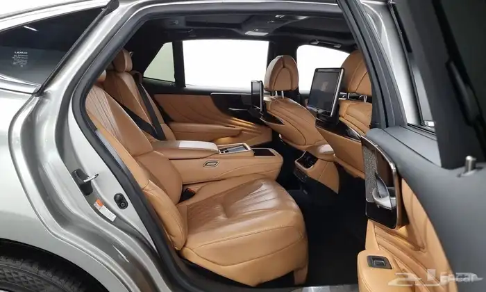لكزس LS500 بلاتينيوم 2021 9