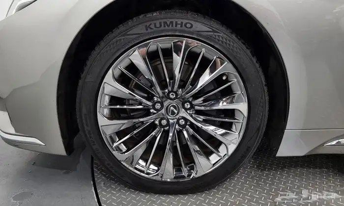 لكزس LS500 بلاتينيوم 2021 4