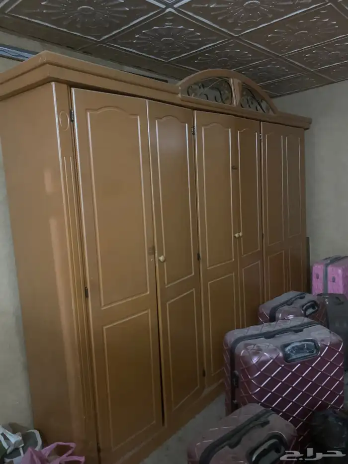 دولاب كبير وجلسه ارضيه ومراية ومزهريه وطاولتين للبيع نظيفه 0