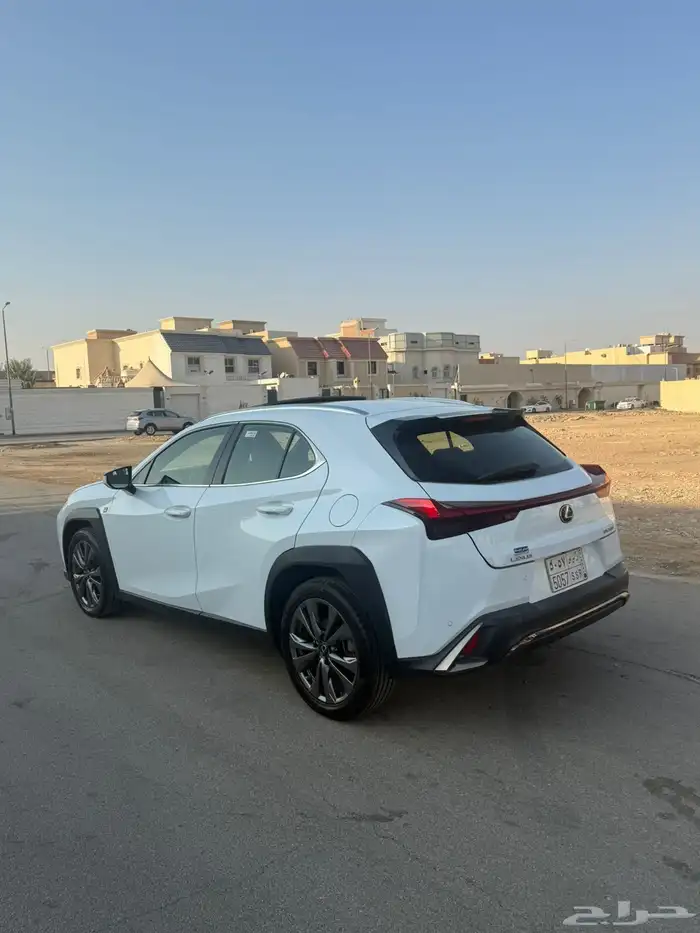 للبيع UX 200 موديل 2019 3