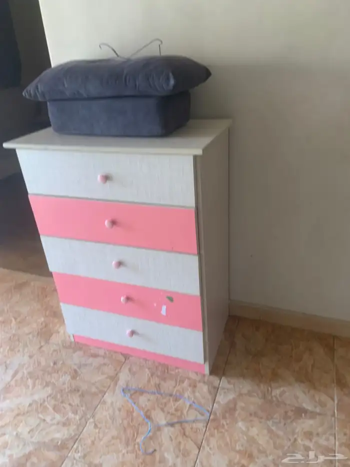 كنب غرفه 4في4ومدخل ودولاب صغير وكنب اخر 3