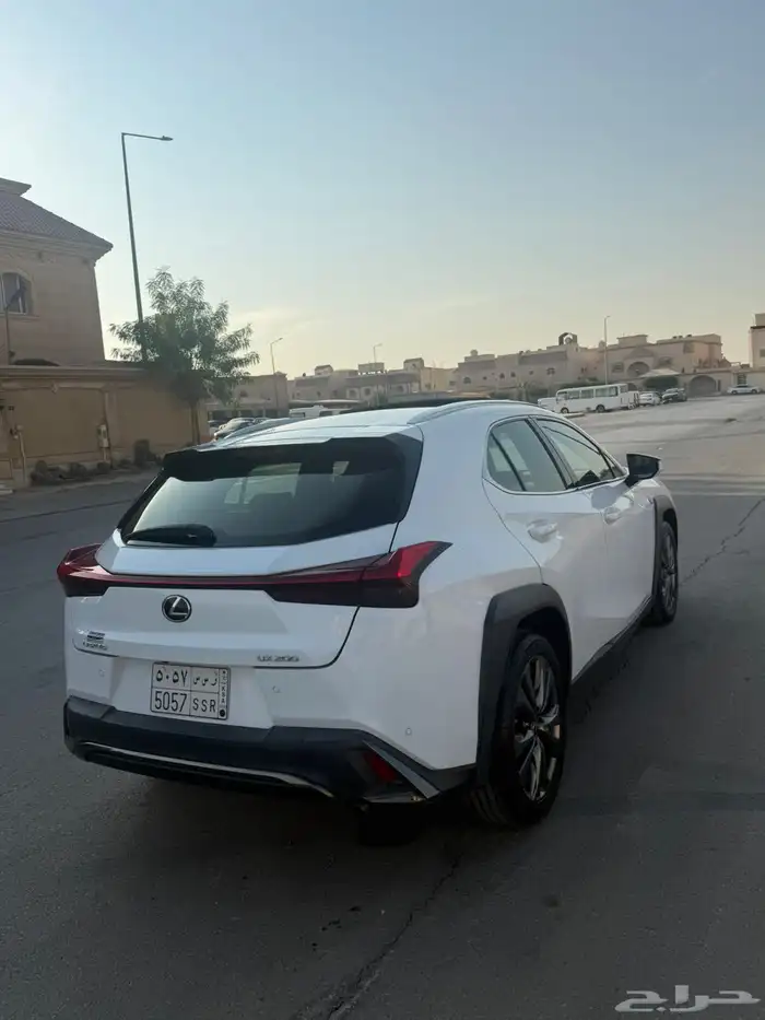 للبيع UX 200 موديل 2019 5