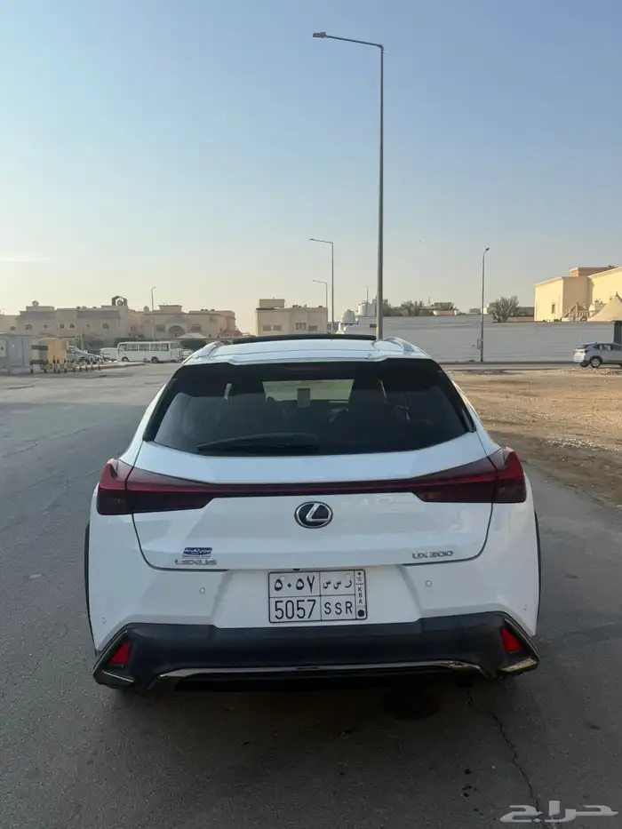 للبيع UX 200 موديل 2019 4