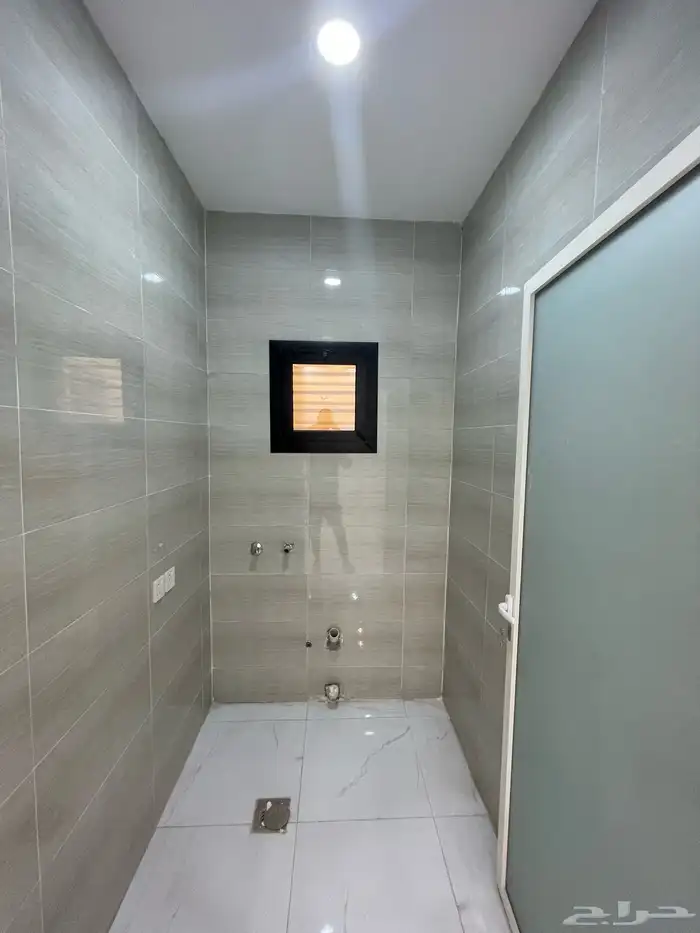 ادوار متكرره بمداخل خاصه مكيفة بالكامل للبيع بحي الروضه 18