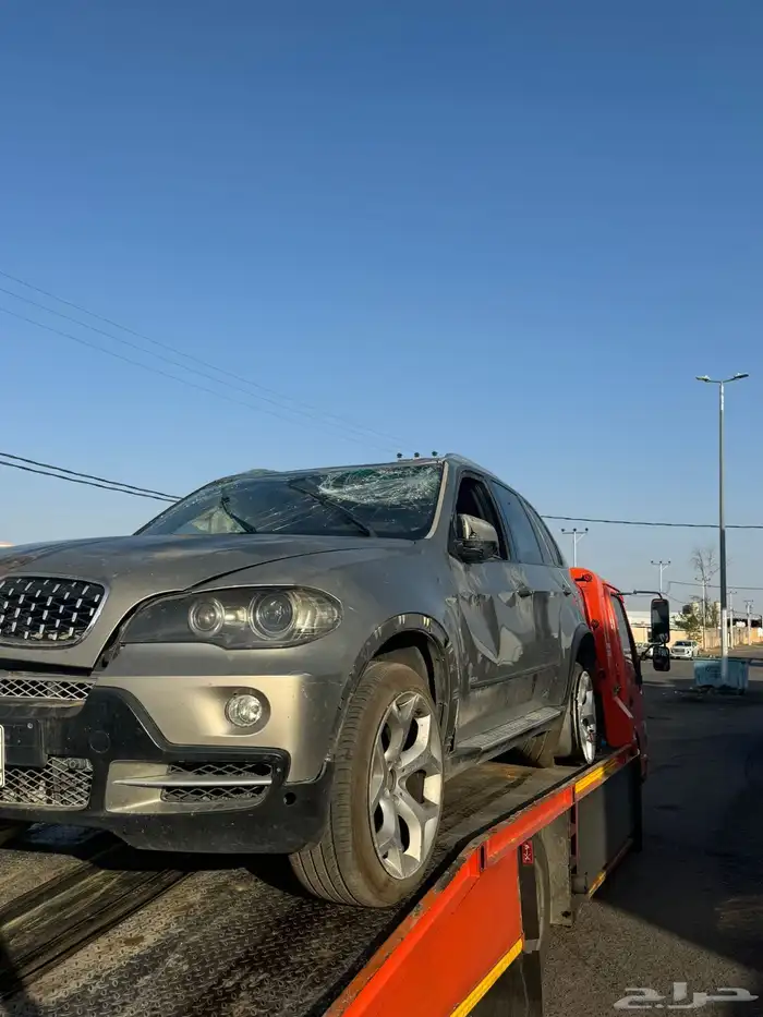 بي ام x5 مصدومه للبيع مكينه وقير شرط 2