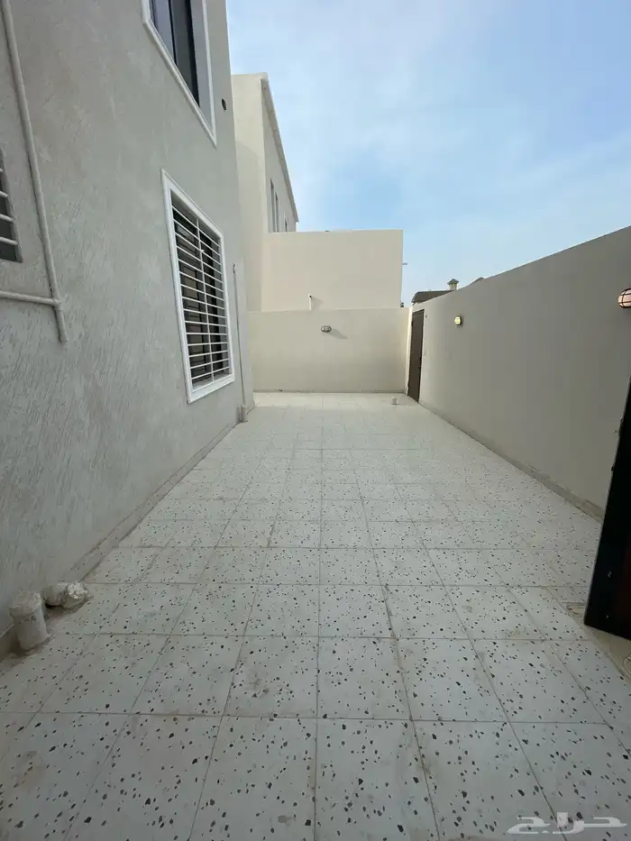 ادوار متكرره بمداخل خاصه مكيفة بالكامل للبيع بحي الروضه 5