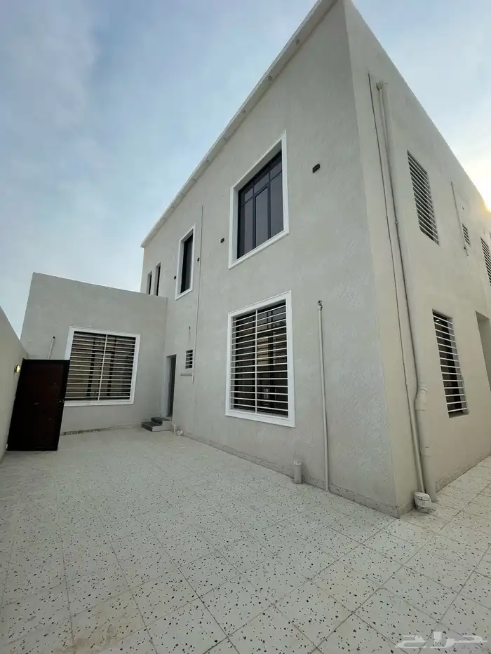 ادوار متكرره بمداخل خاصه مكيفة بالكامل للبيع بحي الروضه 3