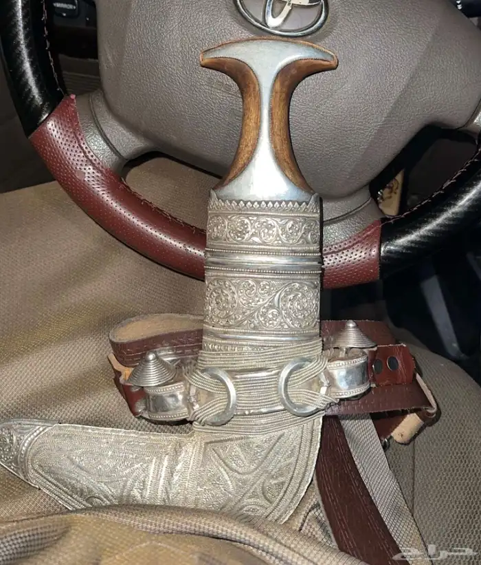 خنجر عماني ثقه فضه قديمه قرن السوم2000 والبيع قريب 0