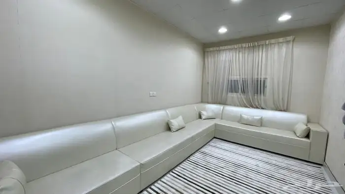 كنب ابيض نظيف وخشب قوي 6