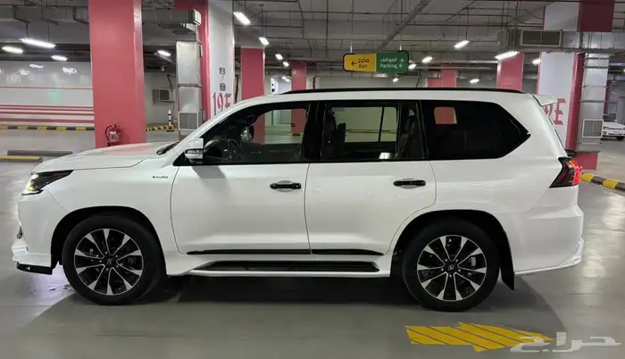 لكزس بلاك ادشن LX570 2021 نضيف جدا 6
