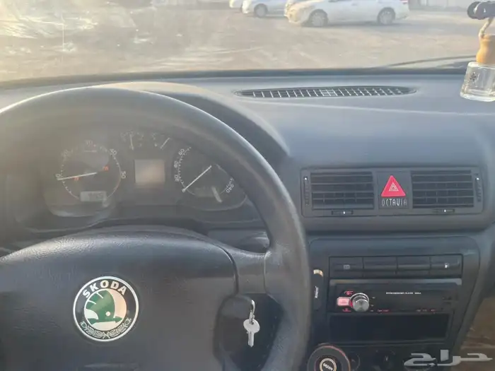 اسكودا 2006 لون ابيض مجددة ومفحصه فيها خلل في حذاف فقط 2