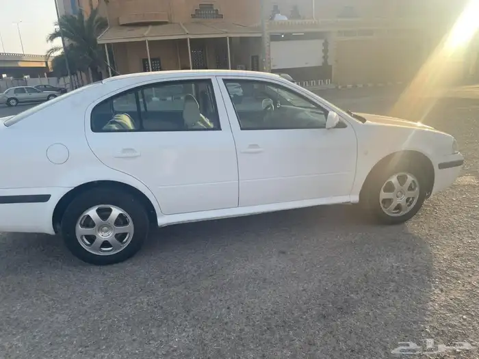 اسكودا 2006 لون ابيض مجددة ومفحصه فيها خلل في حذاف فقط 4