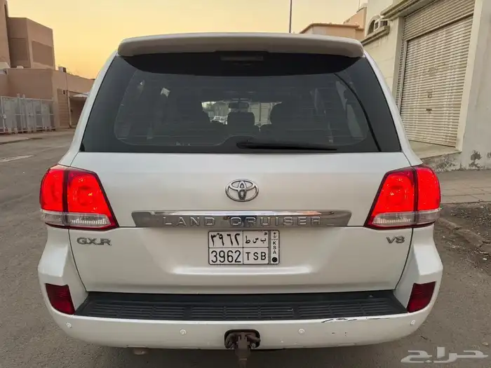 لاندكروزر 2011 فل كامل وكاله الحد 6