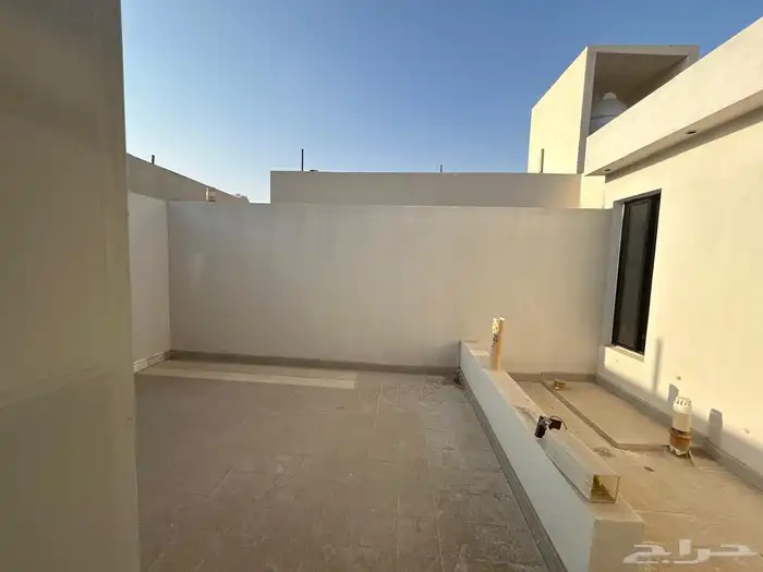 للبيع دور في فيلا حي نهضه 127م 2