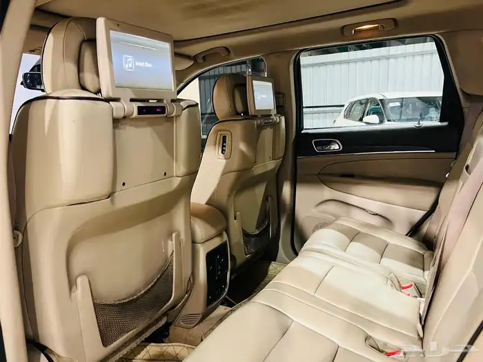 جيب شروكي 2015 اوفرلاند V8 (بحالة ممتازة) 8