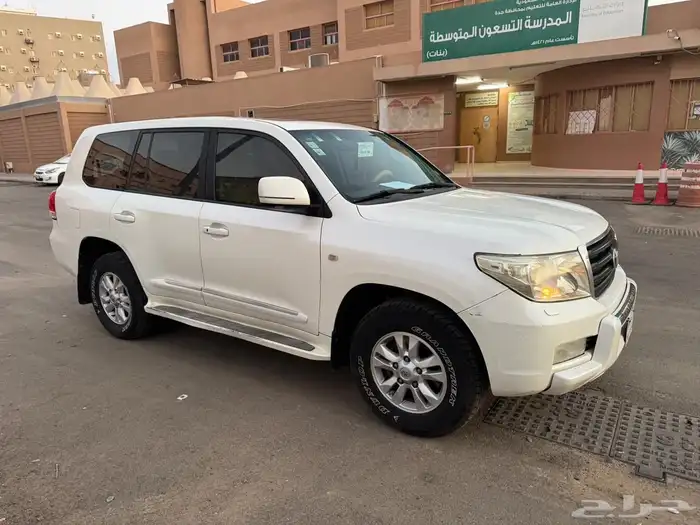 لاندكروزر 2011 فل كامل وكاله الحد 0