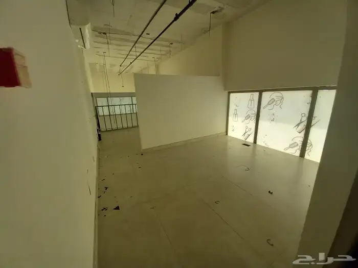 محل تجاري موقع مميز زاوية 7