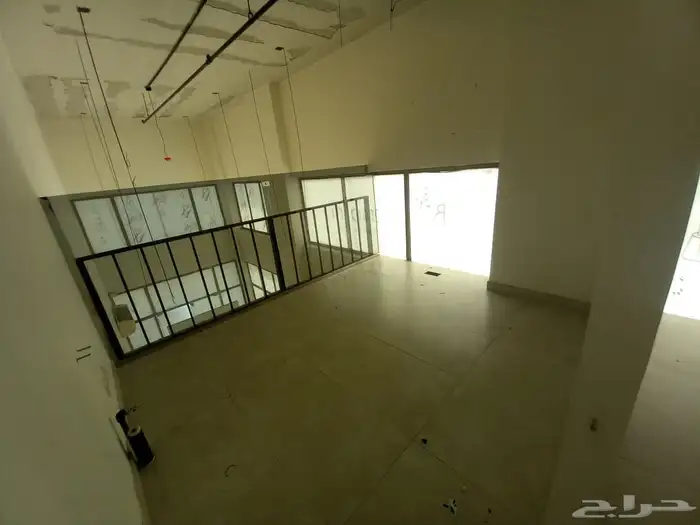 محل تجاري موقع مميز زاوية 6