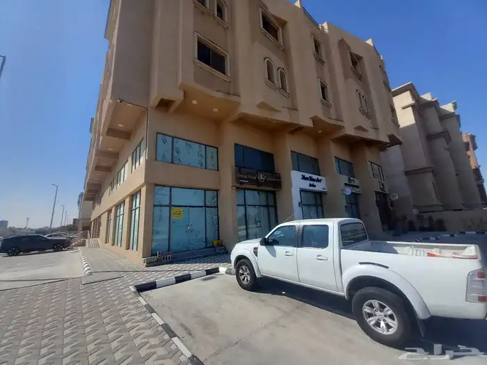 محل تجاري موقع مميز زاوية 0