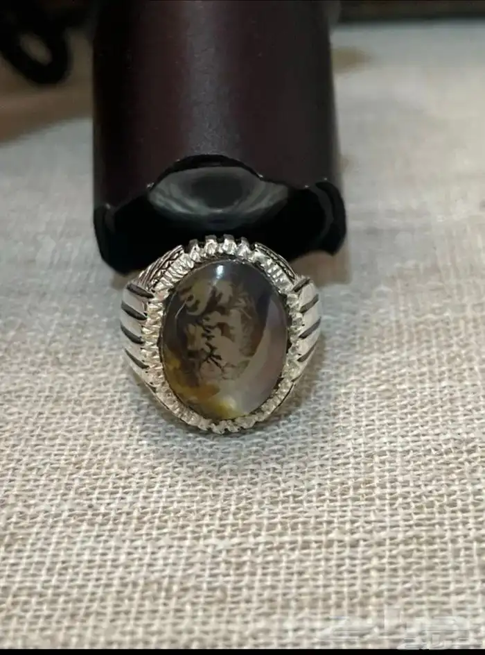 خاتم عقيق يمني شخص مصور جالس 2