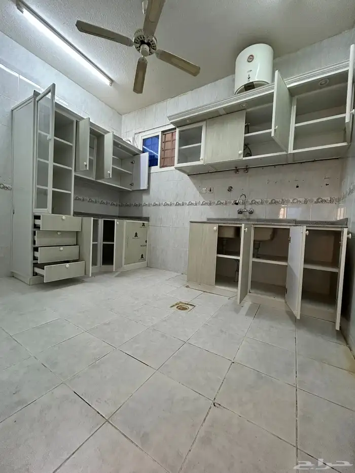 للإيجار دور في فيلا حي الملك فيصل 10