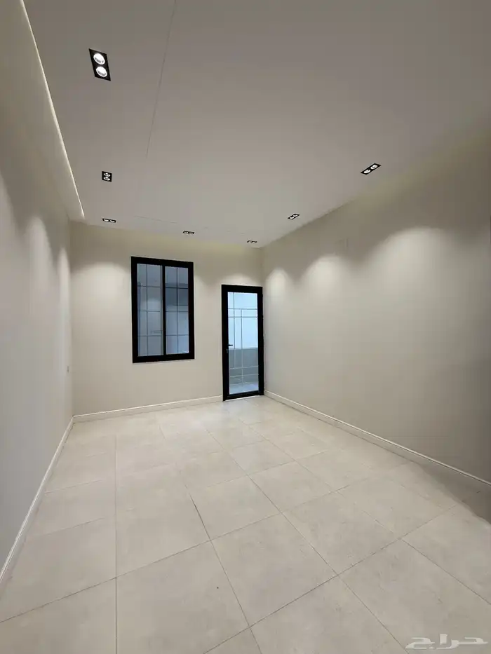 للبيع دور ثاني 6 غرف بأبها- قرب منتزة المطار بسعر 550 الف 0