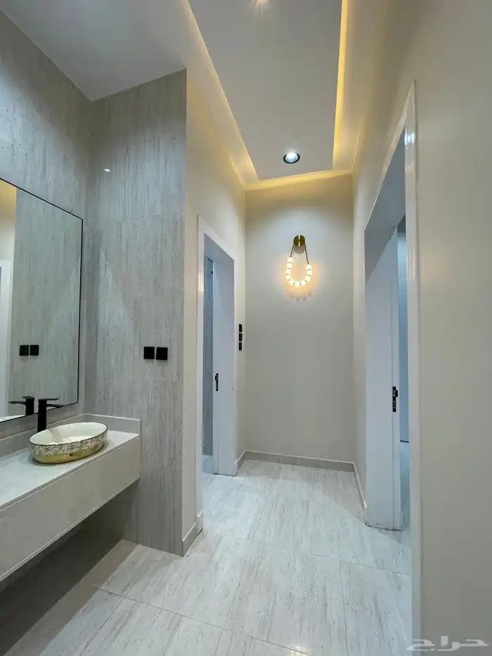 للبيع شقه دور أرضي مع حوش وبايكه وسط الخدمات خميس مشيط 4