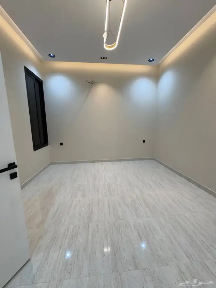 للبيع شقه 6 غرف vip مع سطح من 500 الف حى دره الموسى 17