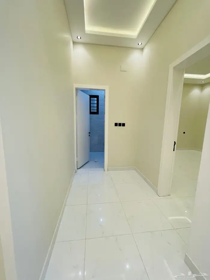 للبيع روف علوي مع ملحق درج خارجي فقط شمال الخمس 23