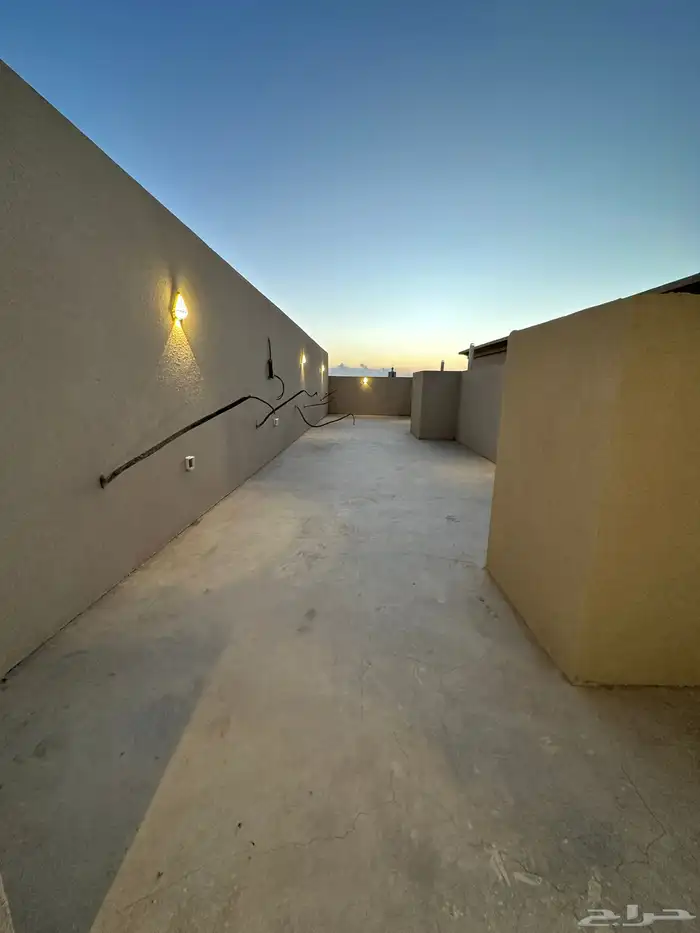 البيع ادوار علوية بمساحة 245 متر بموقع مميز شرق الخميس 15