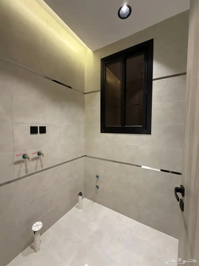 للبيع روف علوي بملحق وشقه ارضيه ببايكة سيارة ف احد رفيده. 32