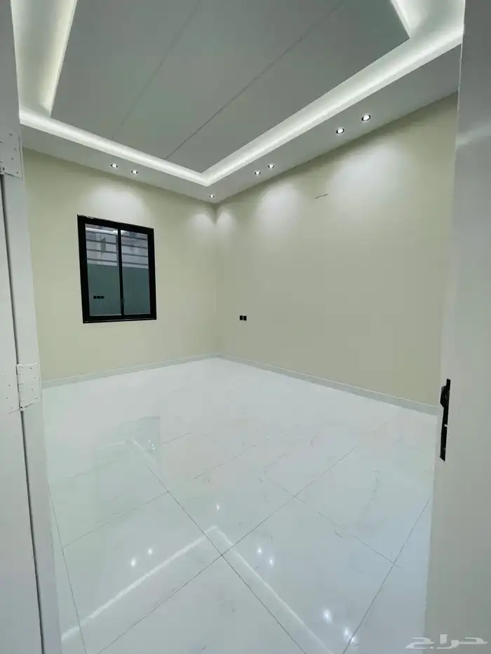 للبيع روف علوي مع ملحق درج خارجي فقط شمال الخمس 7