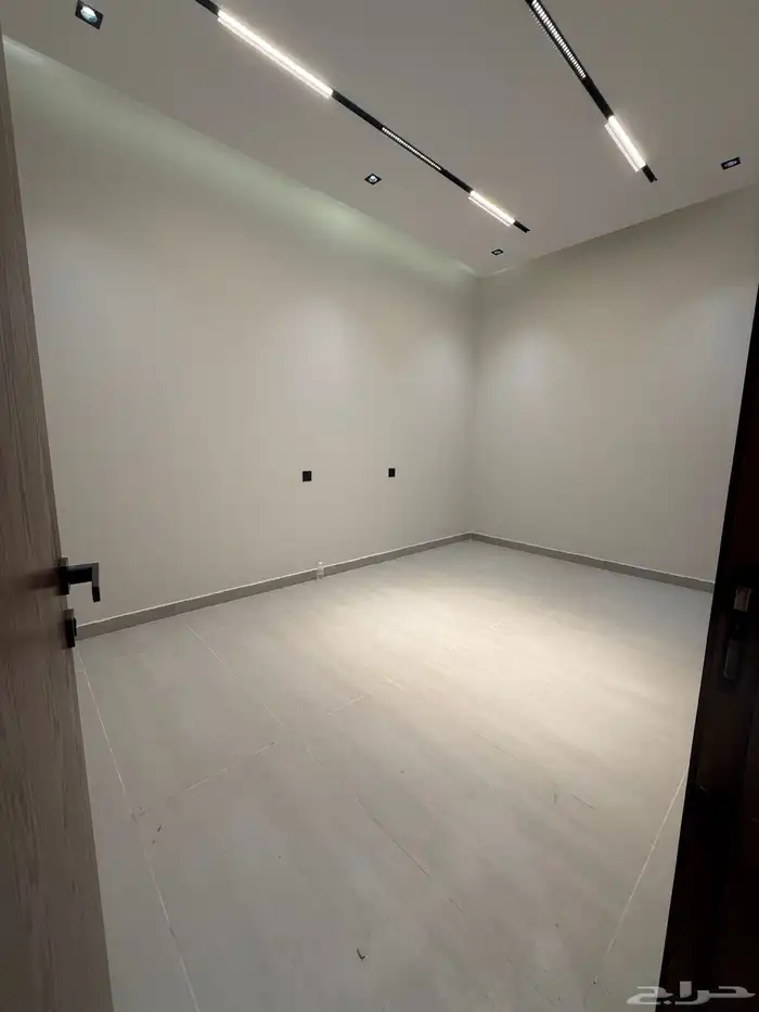 دور ارضي فاخر للبيع بحي الصفا 11