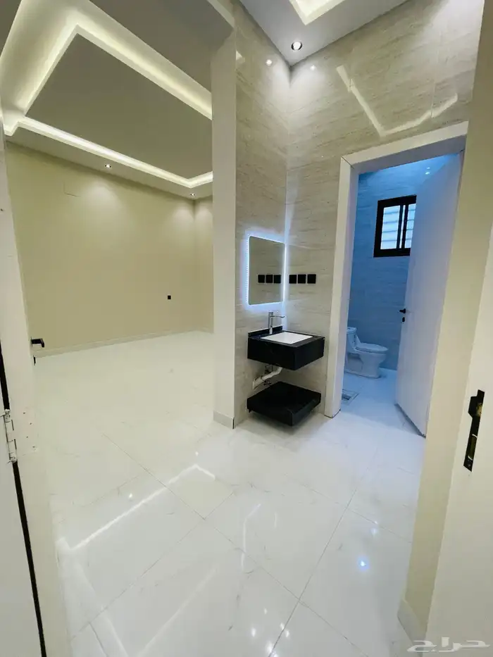 للبيع روف علوي مع ملحق درج خارجي فقط شمال الخمس 5