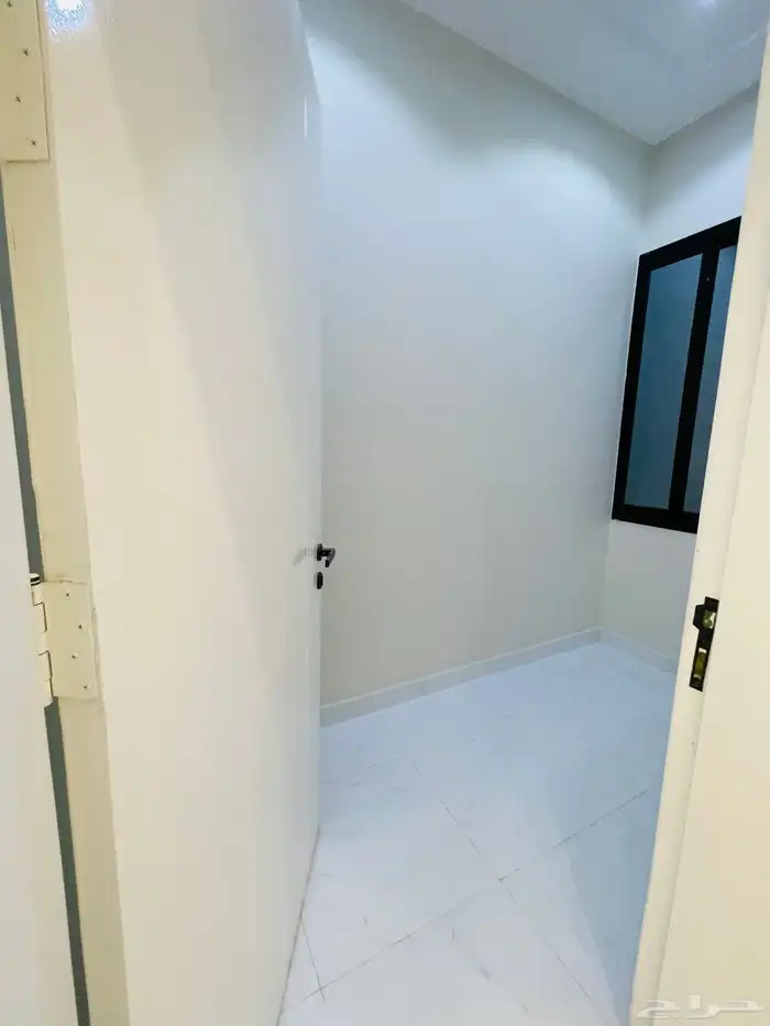 للبيع روف علوي مع ملحق درج خارجي فقط شمال الخمس 12