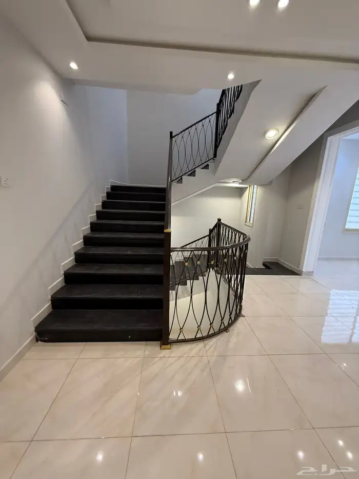 للبيع فيلا دورين وملحق بمسبح ومشب شمال خميس مشيط 850الف 25