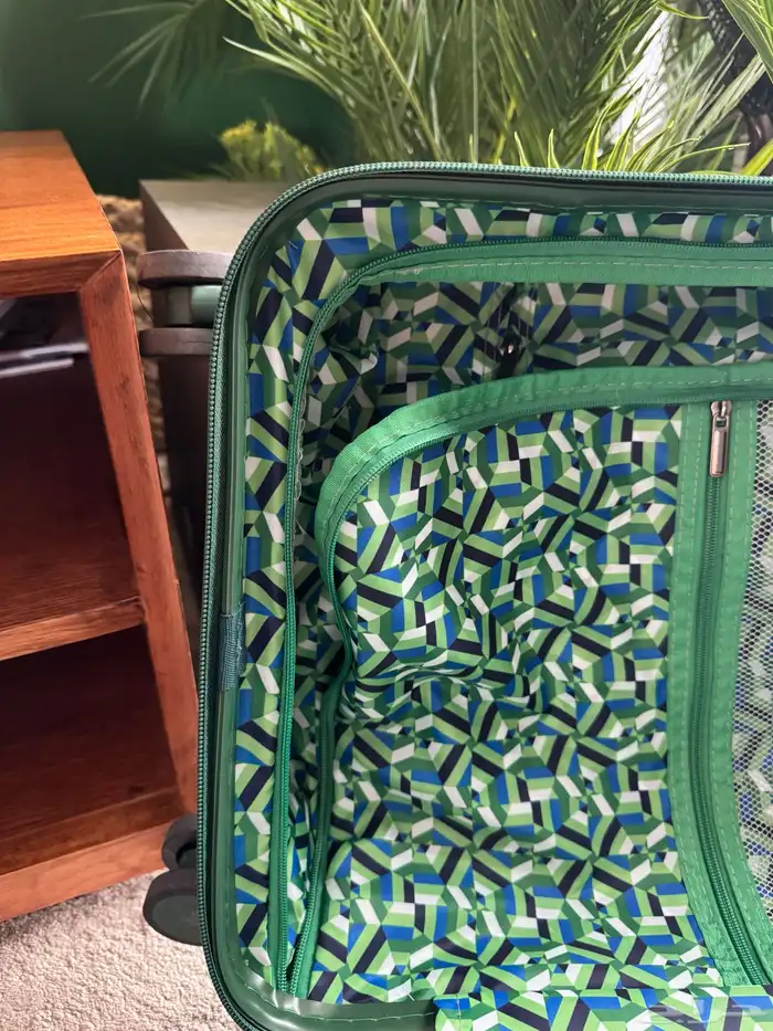 شنطة الخطوط السعودية شبه جديدة 4