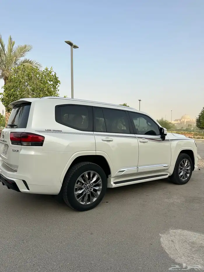 جيب لاندكروزر GXR بريمي 2023 1